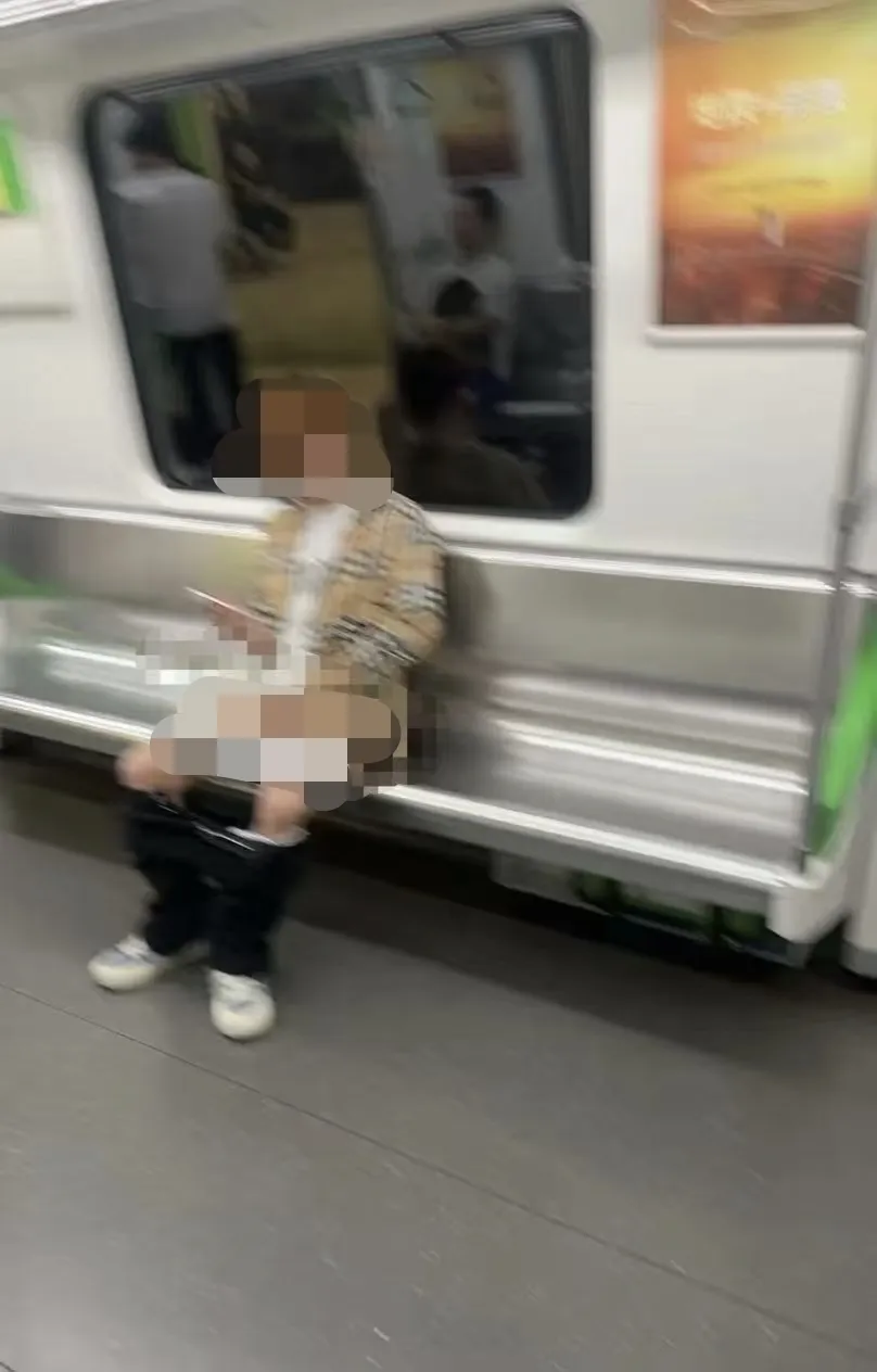 易宝配资 南宁地铁一车厢内有男子当众做不雅动作, 回应: 已及时劝阻, 警方介入